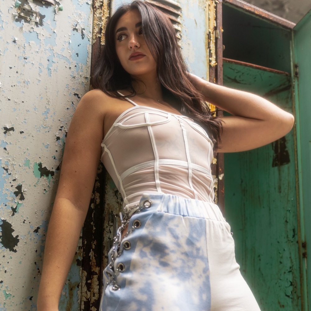 White top - Picture 3 of 6